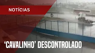 Motorista tem dificuldade de controlar "cavalinho" e roda na pista