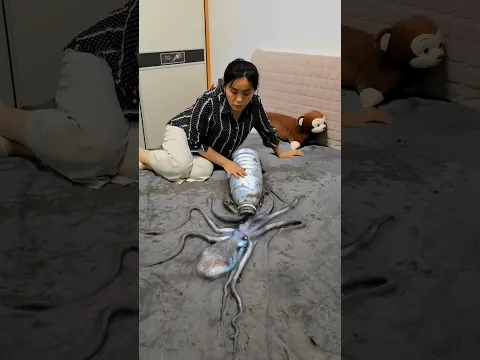 يا أمي اهربي! أخطبوط ضخم خلفك! 😱🐙