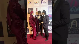 المذيع الموقعـــ اتي رزق منه بتقفــــ ش عبده بيتصور مع بنات 