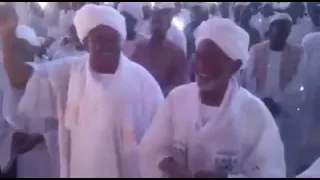 الشيخ حسن الترابى مستمتعآ مع مدحة ابلى المشرفات للشيخ البرعى 