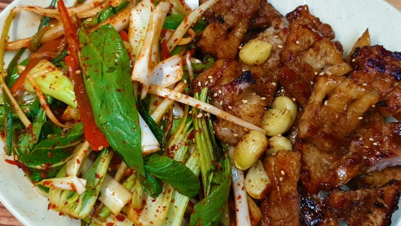삼겹살 야채절임과 양념 삼겹살