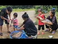 Download Lagu The mother and daughter caught a big fish and brought it to visit the engineer.