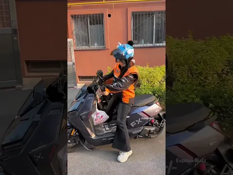 মেয়েটা ট্রাফিক সিগনাল না মেনে স্কুটি নিয়ে চলে গেল তাই ওকে ধরার চেষ্টা করলাম #signal