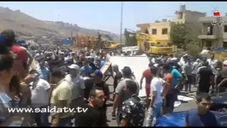 بالفيديو أهالي برجا يقفلون أوتوستراد صيدا بيروت منعا لدخول شاحنات النفايات  بالفيديو أهالي برجا يقفلون أوتوستراد صيدا بيروت منعا لدخول شاحنات النفايات
