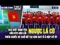 Lagu TOÀN CẢNH U23 VIỆT NAM YÊU CẦU BTC SỬA LỖI NGƯỢC LÁ CỜ TRÊN XE CHỞ ĐỒ TẠI SÂN BAY Ở Ả RẬP XÊ ÚT