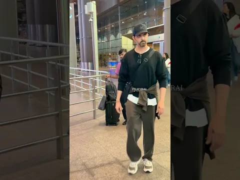 Hrithik Roshan Spotted with Saba Azad and his kids at Mumbai Airport back from London | #shorts