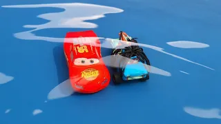 Menemukan Mainan Disney Pixar Cars di Air, Lightning McQueen, Frank, Chick Hicks, Doc Hudson