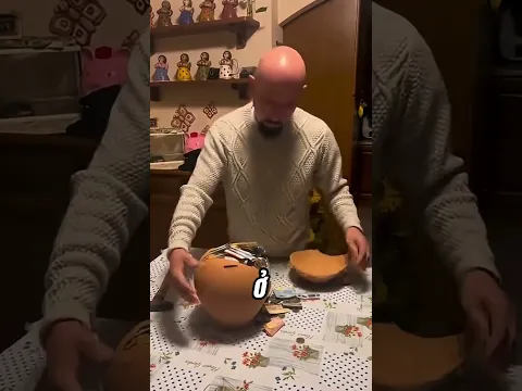 Người bố này kiểm tra tiền tiết kiệm của con gái...