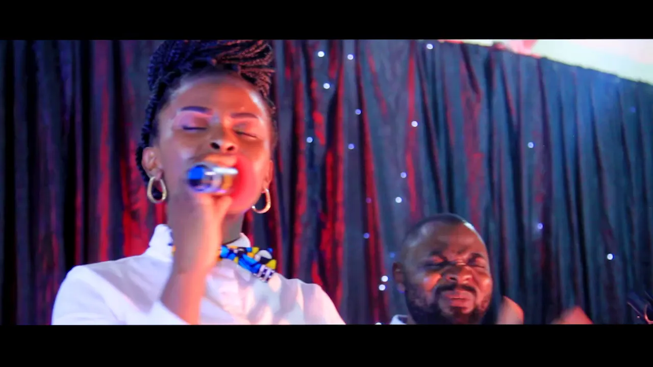 Emmanuel est là by chandelier de gloire