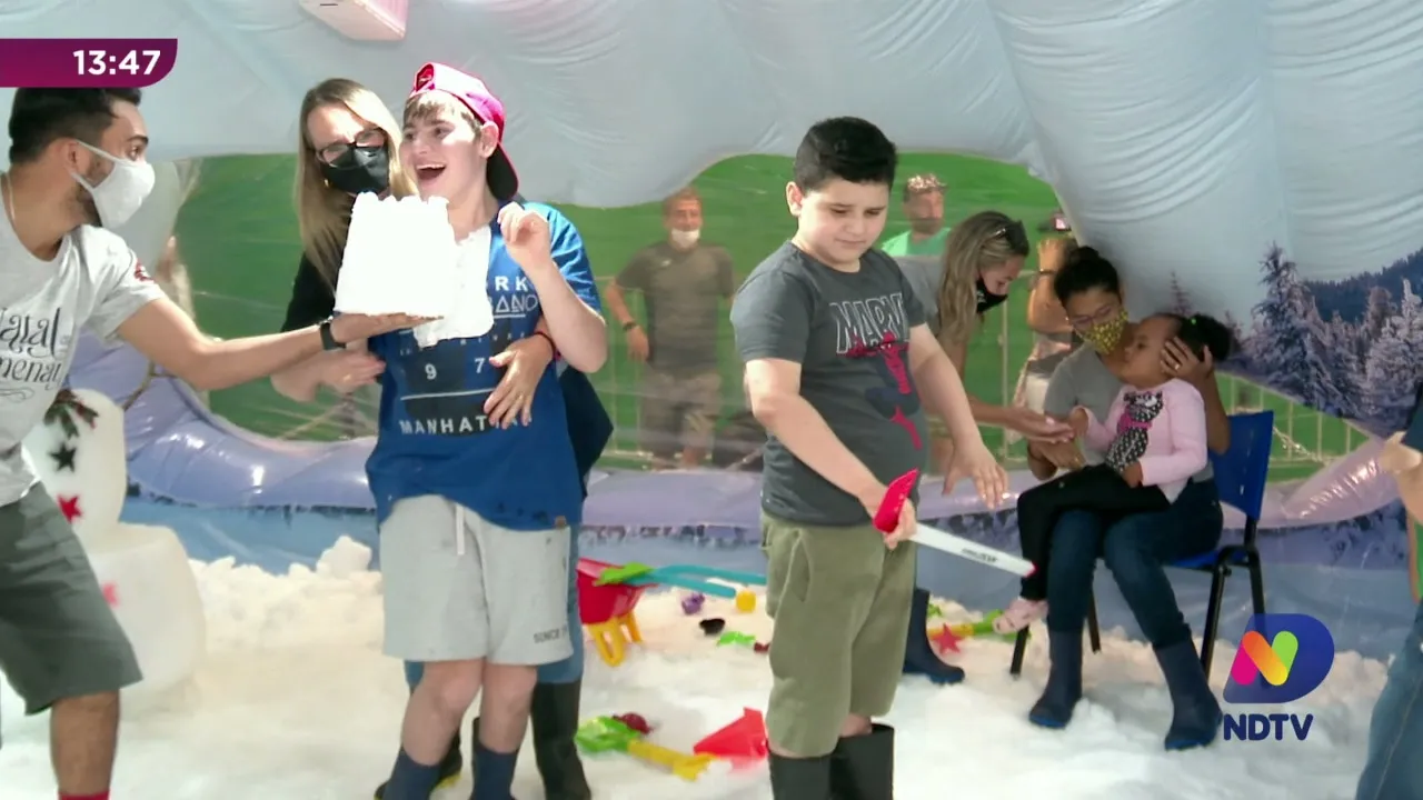 Alunos da Apae Gaspar se encantam com decoração de Natal de Blumenau