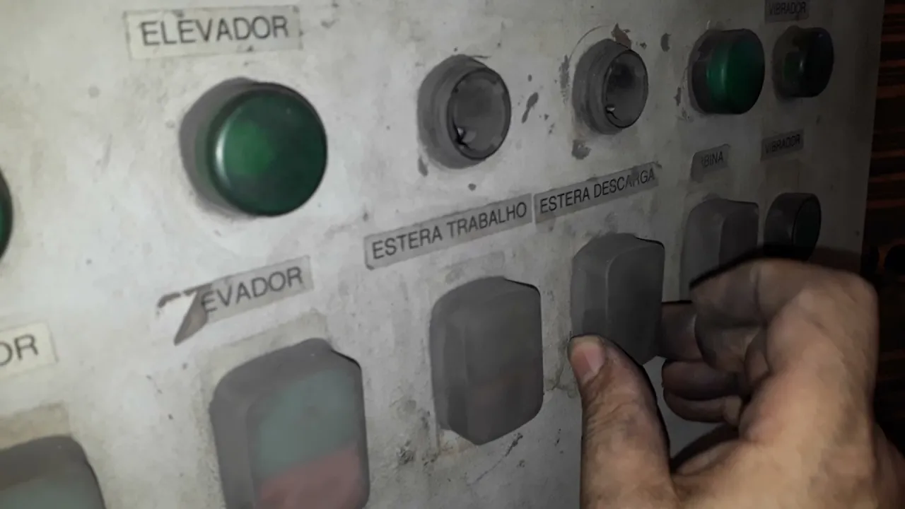 Um dia normal de trabalho do eletricista de manutenção.
