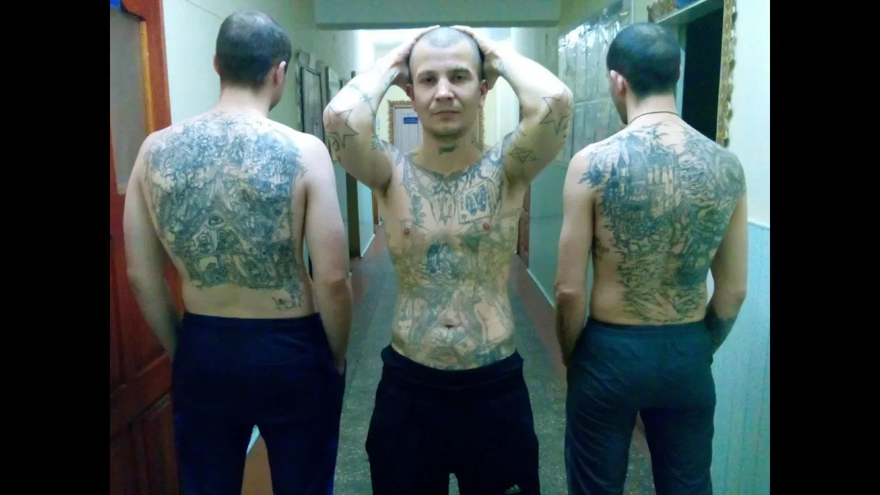 Нашел хату на новый год. Опустили зэка. Уголовники в наколках. Опустили зэка. Опустили зэка.