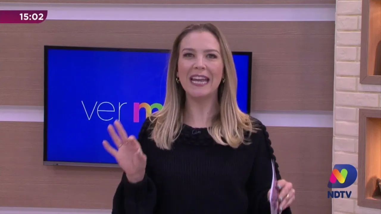 Elvis Presley: cantor faz cover do astro do rock em Blumenau