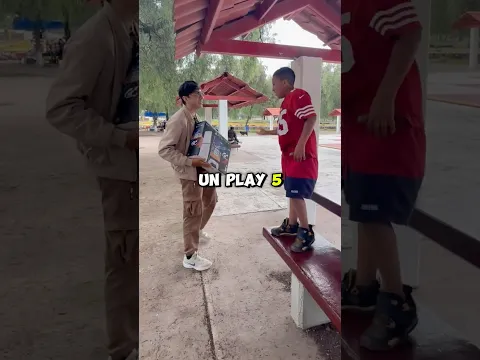 Le r3gale un play 5 😂 #humor #divertido #risas #broma #bromasdivertidas #anecdotas #viral #short