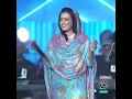 الفنانة إيمان الشريف تدعو أحد أفراد فرقتها وتقوده من يده لأداء أغنية بدلاً عنها