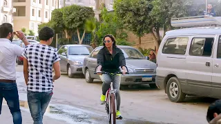 سابك افرحي بشبابك   شوف رد فعل علي لما قفش انجي في الشارع راكبة عجل   دندنها