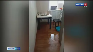 Водопад — прямо в подъезде! В Омске затопило многоэтажку на улице Мельничной