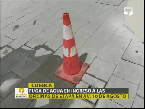 Fuga de agua en ingreso a las oficinas de Etapa en av. 10 de agosto