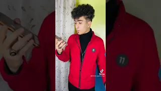 الشاب يغني لابوو اغنية ياغالي عليا يابا 