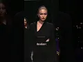 Lagu Gigi Hadid's Powerful Versace Walk 🤩❤️‍🔥 #shortsfeed #gigihadid #supermodel #versace #catwalk #memes