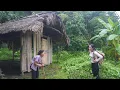 Download Lagu The girl came to help the 92-year-old woman repair her old, damaged house and cook porridge for her.