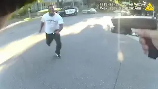 شاهد الشرطة الأمريكية تنشر دليل براءة شرطي قتل شابا بعد حادث تصادم 