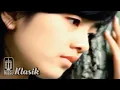 Download Lagu Andi Meriem Mattalatta - Daun Daun Kering (Official Karaoke Video)
