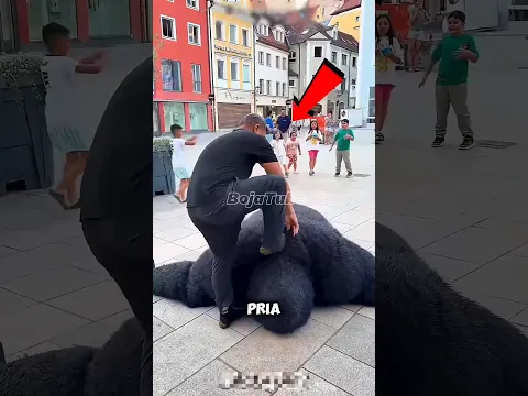 “Anak-Anak Ini Malah Menggoda Pria Berkostum Beruang! 😂🐻” #shorts
