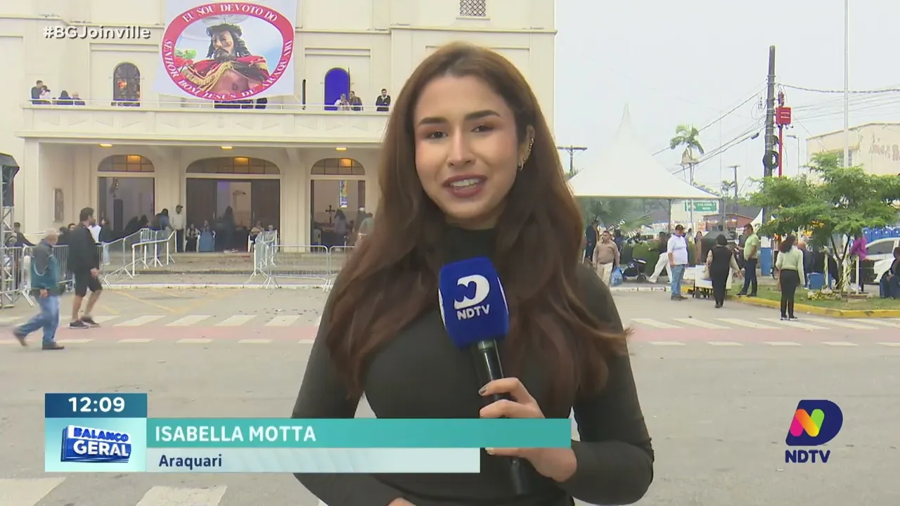 Festa do Senhor Bom Jesus de Araquari termina com procissão e show do padre Fábio de Melo