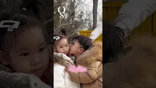 طفل صغير ي فاجئ أب بحركة جريئة 