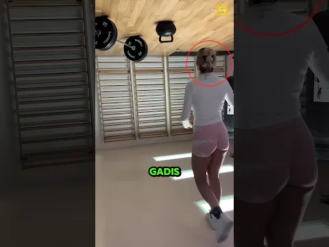 Dia Seolah Berjalan di Langit-Langit! 😲