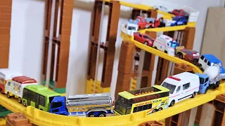 トミカ☆はたらくくるまのミニカーがくねくね坂道コースを走る！