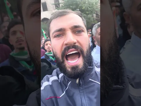 فتاة تريد إنزال راية الإسلااااا _م السوداء في وسط المظاهرة في دمشق _انصدمت شو ساو المتظاهرين