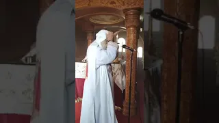 طريقة ارتداء القمص رافائيل افا مينا الشملة كما سلمها له القديس البابا كيرلس السادس ديرالشهيدمارمينا 