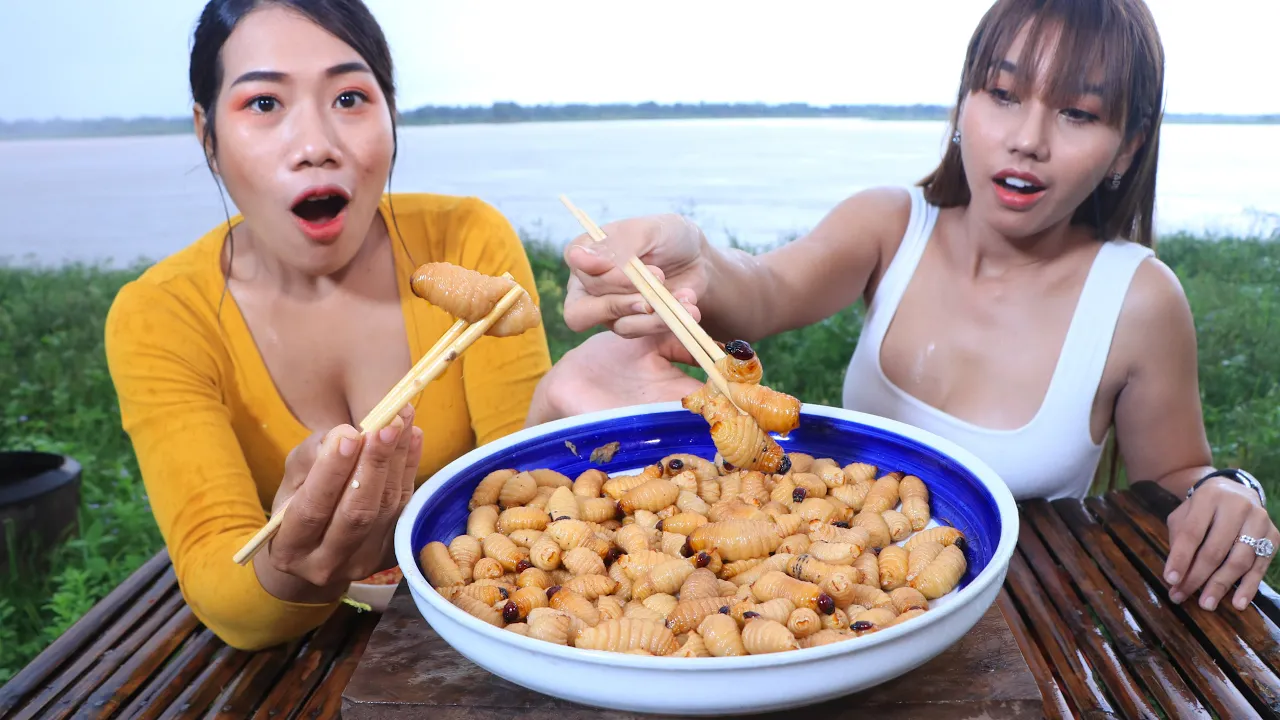Mukbang coconut worms alive with chili sauce - Eating coconut worms