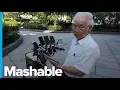 Video di This Grandpa Plays Pokemon Go with 11 Phones Attached to His Bike