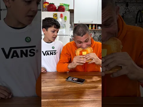 ELE MORDEU O SANDUÍCHE, MAS NÃO PERCEBEU QUE ERA UMA BOLSA #shorts