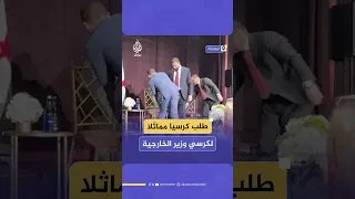 الرئيس السوري أحمد الشرع يطلب كرسيا مشابها للكرسي الذي يجلس عليه وزير الخارجية السوري أسعد الشيباني 