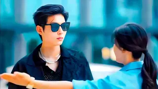 رئيس متكبر عنده حساسية من اللون الاحمر بتظهرله بنت وبتخلي كل حاجه ف حياته لونها احمر لحد ما بيتعالج 