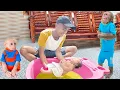 Download Lagu CUTIS \u0026 baby monkey smart harvest special leaves for Dad to bathe newborn baby