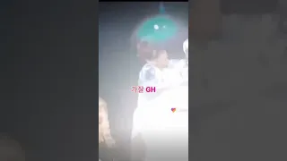 نشسته ام به در نگاه میکنم دریچه آه میکشد 