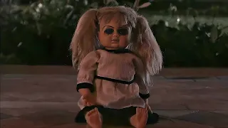 بيلاقوا الدمية ديه قدام باب البيت ميعرفوش انها مسكـونة بروح شريـرة وبتسعى للانتقـام 