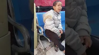 اسمع الصوت طفل العراقي يغني هم بعدك مثلي اشترك بالقناة 