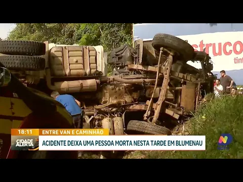 Grave acidente em Blumenau: acidente entre van e caminhão deixa uma vítima fatal