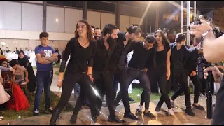 بتحداك تشوف هيدي الدبكة للآخر   بنات وشباب بيدبكو بطريقة جدا  مختلفة   دندنها