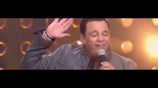 تعب السنين بنساه هنا  هنا حضن دافي   لو حتي حمل الدنيا كله فوق كتافي   هنا إيد بتمسح دمعتي  تهون علي دندنها