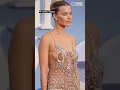 Download Lagu Margot Robbie's big bold naked dress goes viral