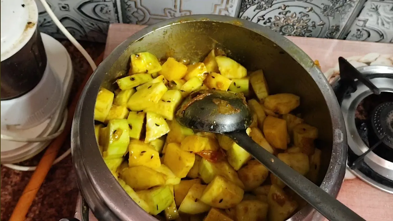 आलू लौकी की स्वादिष्ट सब्ज़ी | घर जैसी आसान और हेल्दी रेसिपी | Aloo Lauki Sabzi Recipe