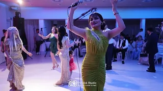 اجرای آهنگ گنجشکک طلایی توسط باران آریا در مجلس عروسی                               دندنها