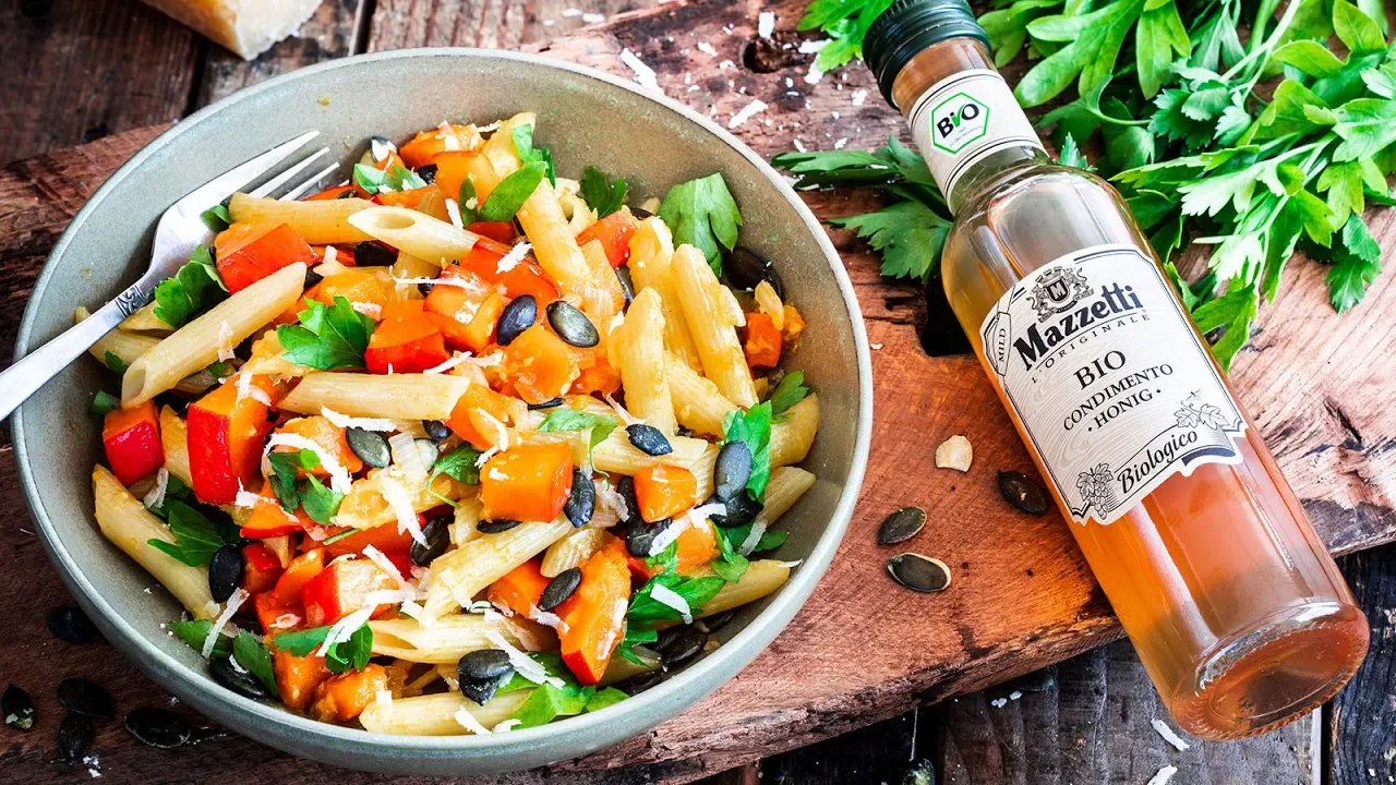 3 Minute Tomato Pasta Sauce | Jamie Oliver & Davina McCall. 